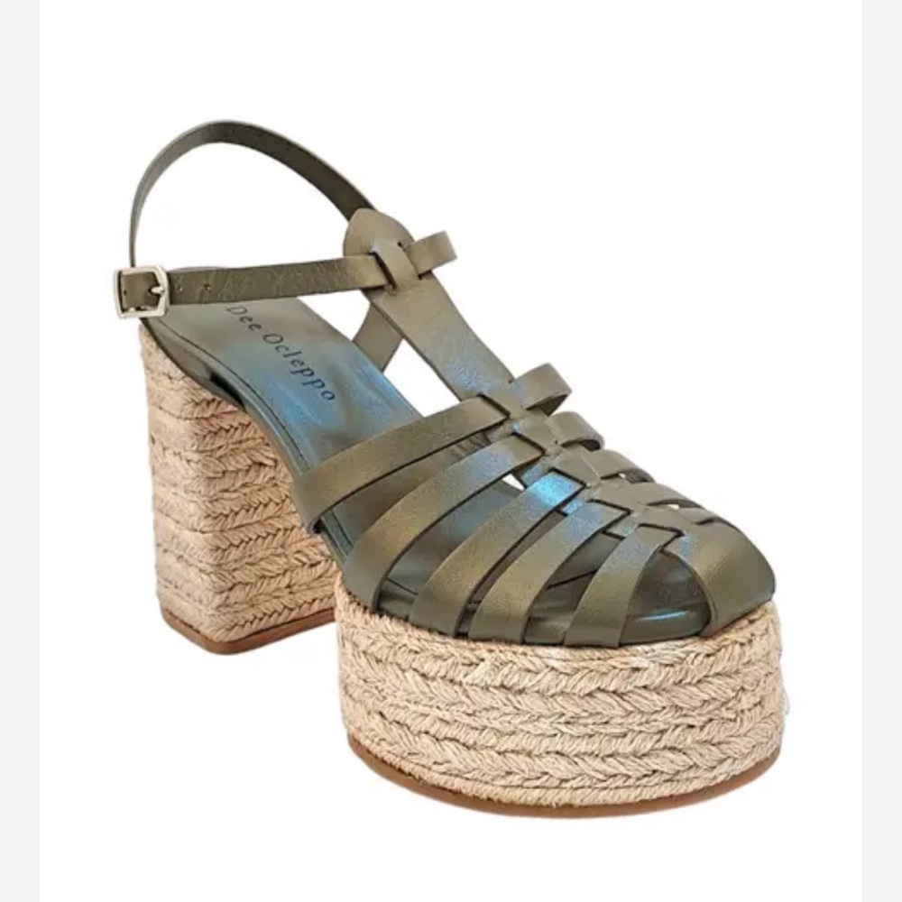 Dee Ocleppo Chic Olive Green Platform Sandals

Shoe fits 8.5, or 39 EU